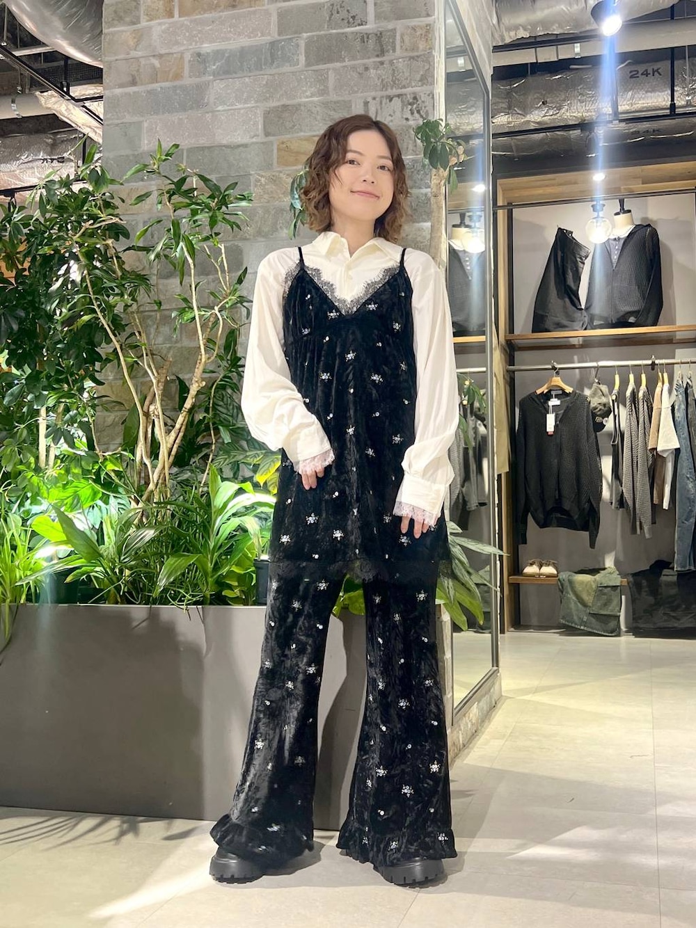 ホワイト系のシャツ/ブラウス、ブラック系のその他パンツ、ブラック系のチュニックを着用したレディースの秋コーディネートの1枚目の写真