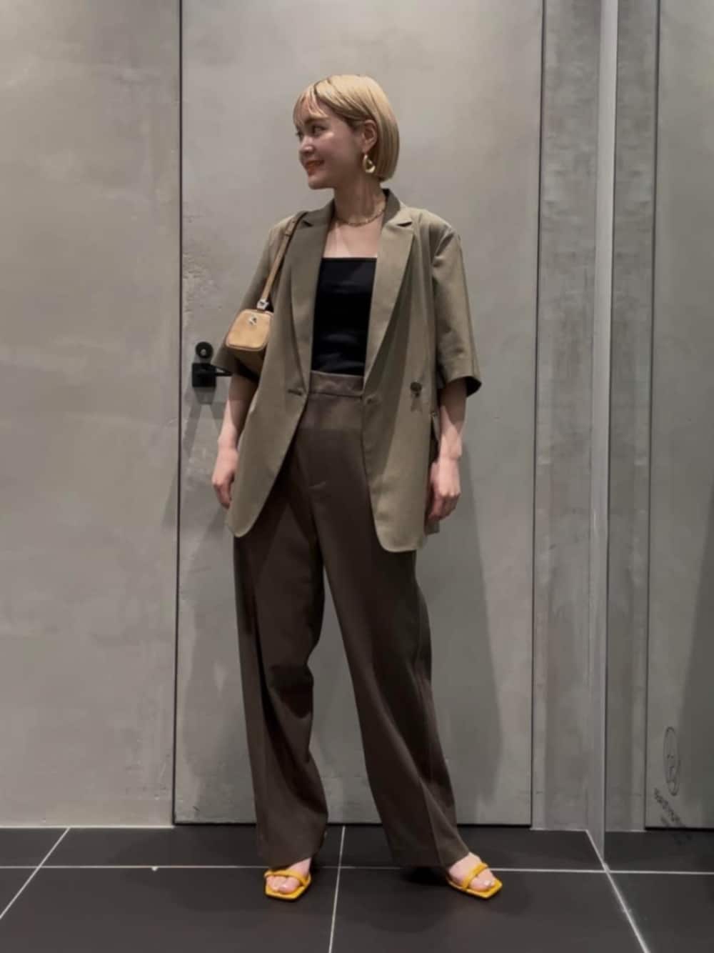 「ジャケット、サンダル、春服、夏服、BEAUTY&YOUTH UNITED ARROWS、春コーデ、夏コーデ」｜「BEAUTY&YOUTH UNITED ARROWSのコットンブレンド ベア タンクトップ（Tシャツ/カットソー、ブラック系）」を使った、稲垣　オデット エ オディール スタッフさん（レディース・157cm）の夏コーディネートの1枚目の写真