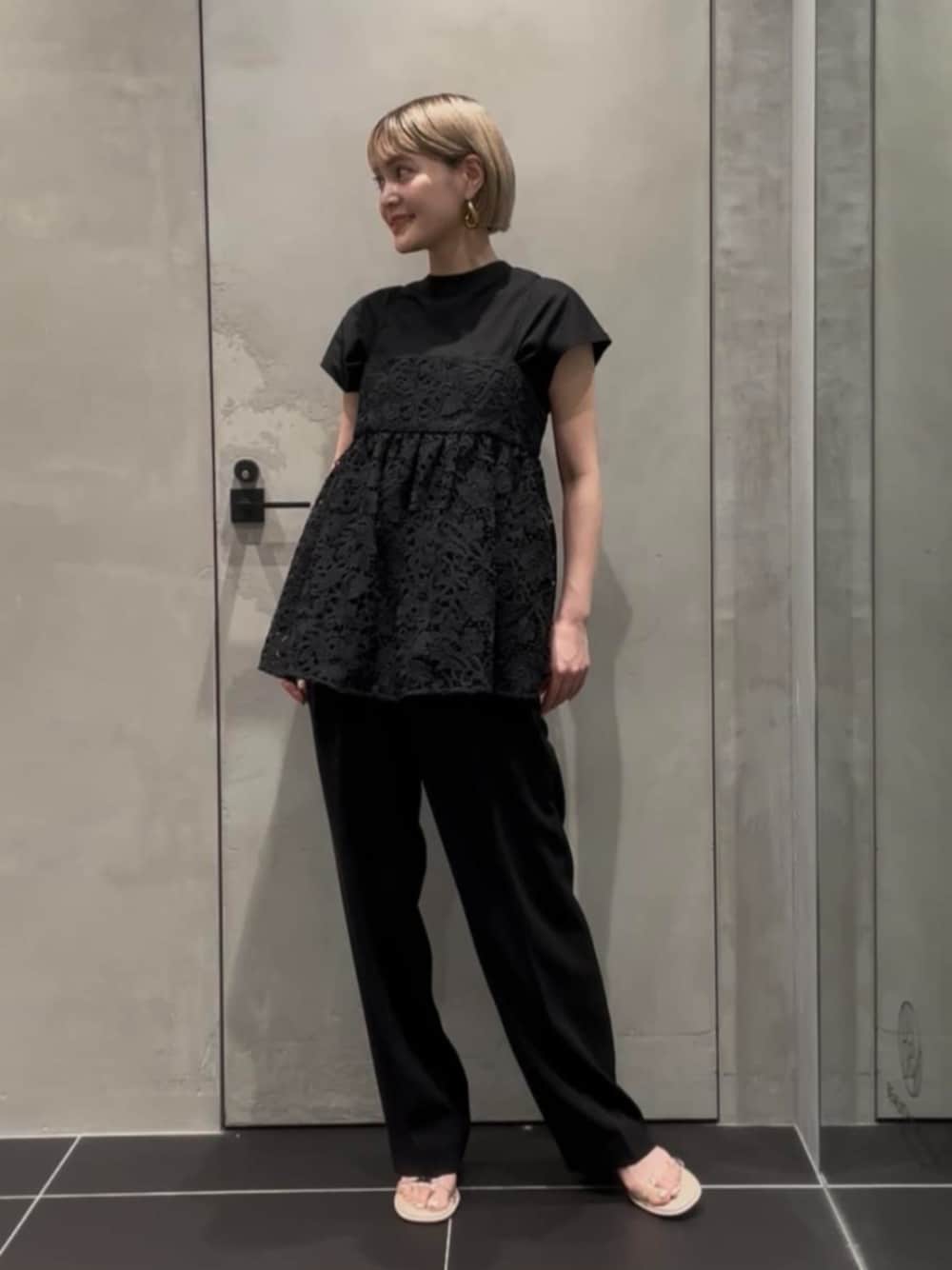 「フェミニン、サンダル、夏服、秋服、秋コーデ、BEAUTY&YOUTH UNITED ARROWS、夏コーデ」｜「BEAUTY&YOUTH UNITED ARROWSのPVC 2ライン サンダル（サンダル、ベージュ系）」を使った、稲垣　オデット エ オディール スタッフさん（レディース・157cm）の秋コーディネートの1枚目の写真