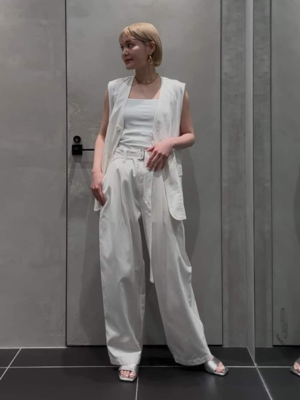 「モード、ストリート、トレンド、ベスト、サンダル、春服、夏服、BEAUTY&YOUTH UNITED ARROWS、春コーデ、夏コーデ、カジュアル」｜「BEAUTY&YOUTH UNITED ARROWSのキュプラブレンド ベルテッド パンツ（その他パンツ、ホワイト系）」を使った、稲垣　オデット エ オディール スタッフさん（レディース・157cm）の夏コーディネートの1枚目の写真