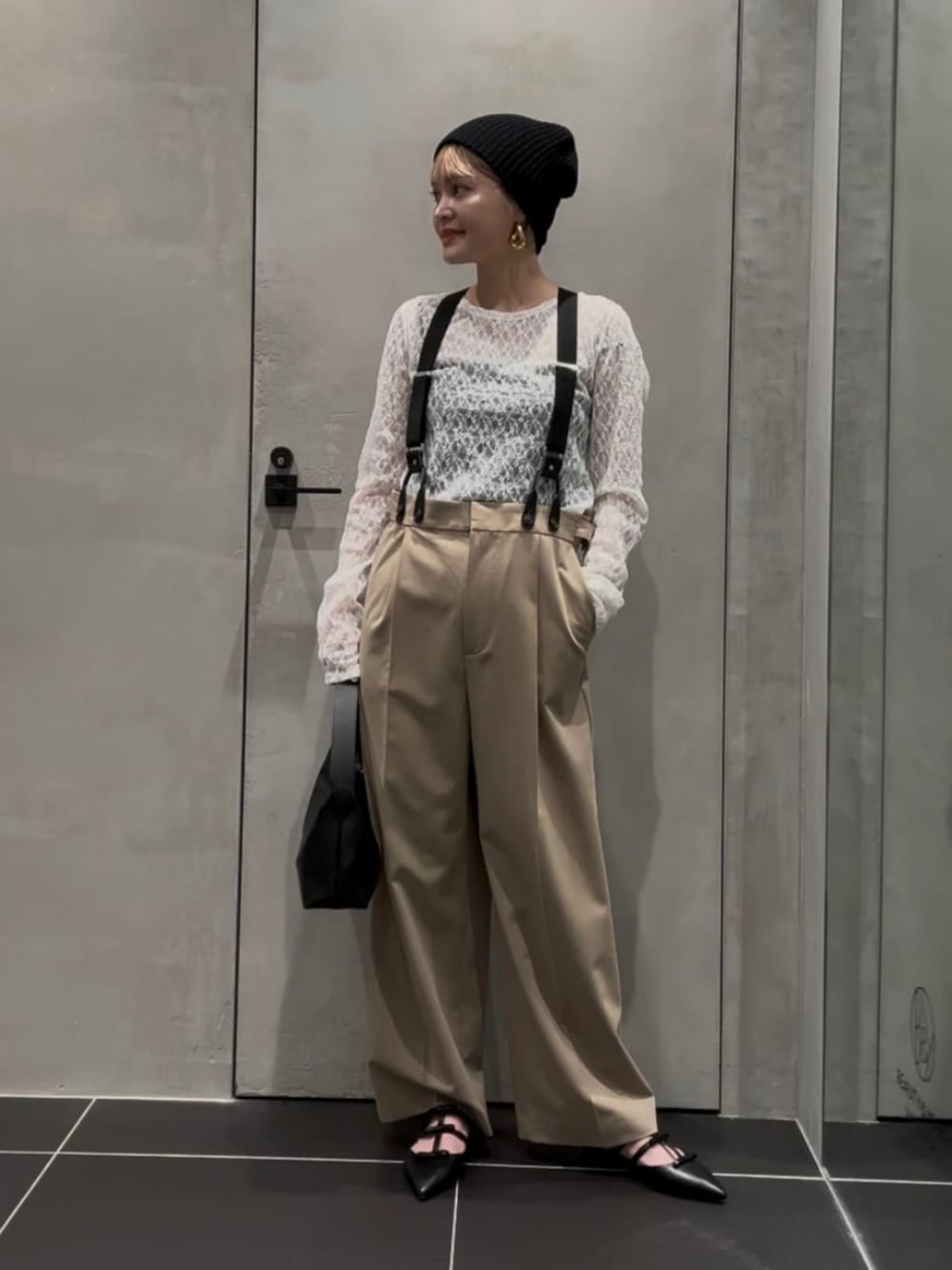 「トレンド、春服、春コーデ、シアー、BEAUTY&YOUTH、カジュアル、サスペンダーパンツ、ニットキャップ、サンダル」｜「BEAUTY&YOUTH UNITED ARROWSのコットン メッシュ ニットキャップ（ニットキャップ/ビーニー、ブラック系）」を使った、稲垣　オデット エ オディール スタッフさん（レディース・157cm）の春コーディネートの1枚目の写真