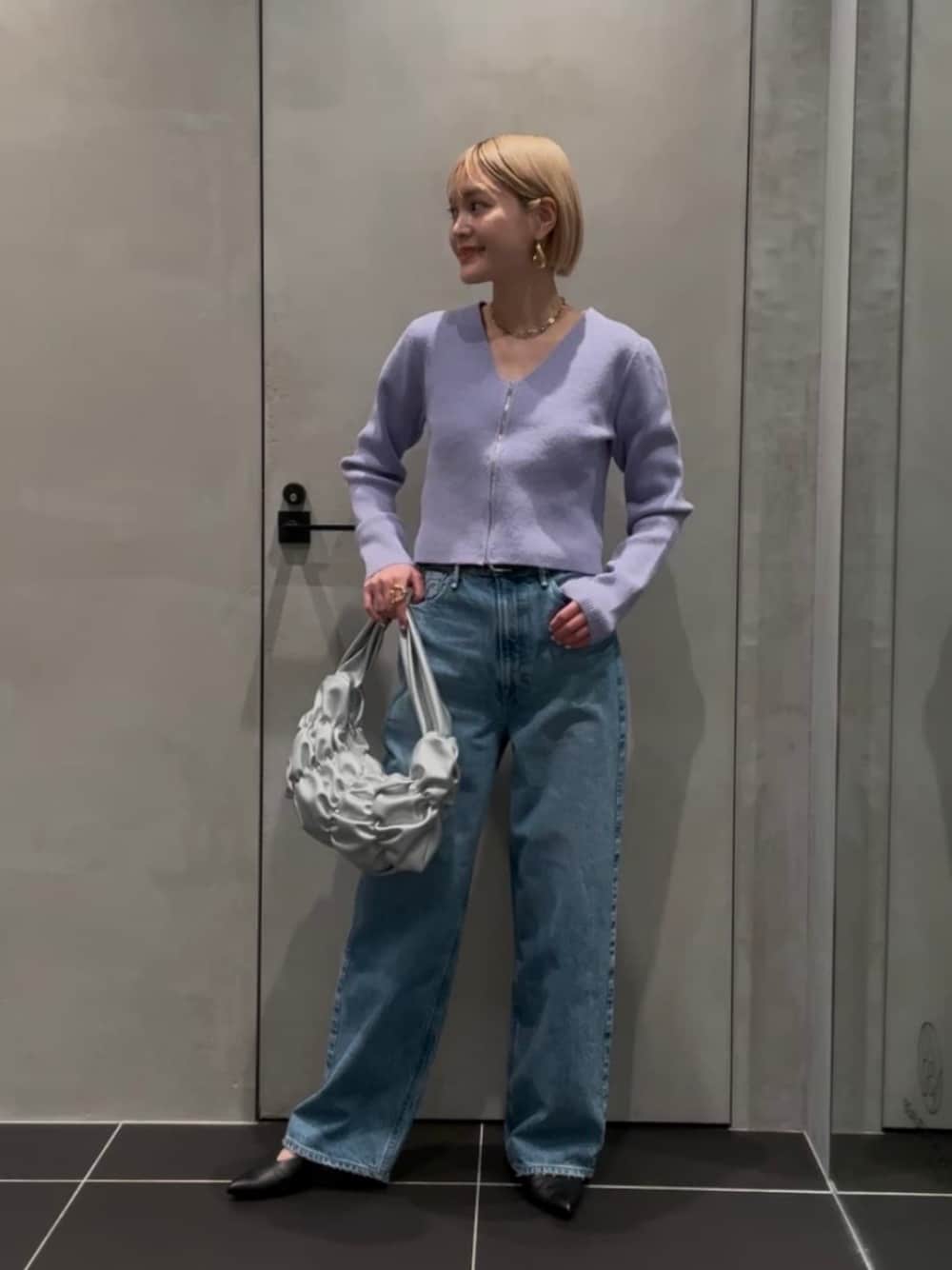 「カーディガン、トレンド、リラックス、フェミニン、デニム、春服、春コーデ、BEAUTY&YOUTH」｜「upperhightsの＜upper hights＞THE GARNET デニムパンツ（デニムパンツ、ブルー系）」を使った、稲垣　オデット エ オディール スタッフさん（レディース・157cm）の春コーディネートの1枚目の写真