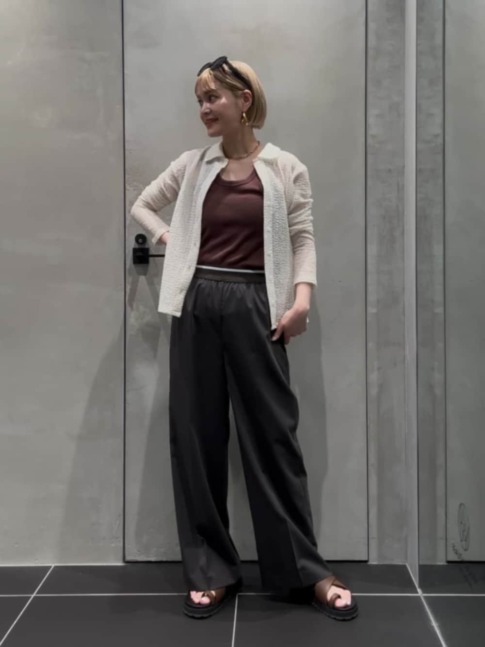 「トレンド、シャツスタイル、サンダル、春服、夏服、旅行、旅コーデ、BEAUTY&YOUTH UNITED ARROWS、春コーデ、夏コーデ、カジュアル」｜「BEAUTY&YOUTH UNITED ARROWSのビッグクロス バックストラップ サンダル（サンダル、ブラウン系）」を使った、稲垣　オデット エ オディール スタッフさん（レディース・157cm）の夏コーディネートの1枚目の写真