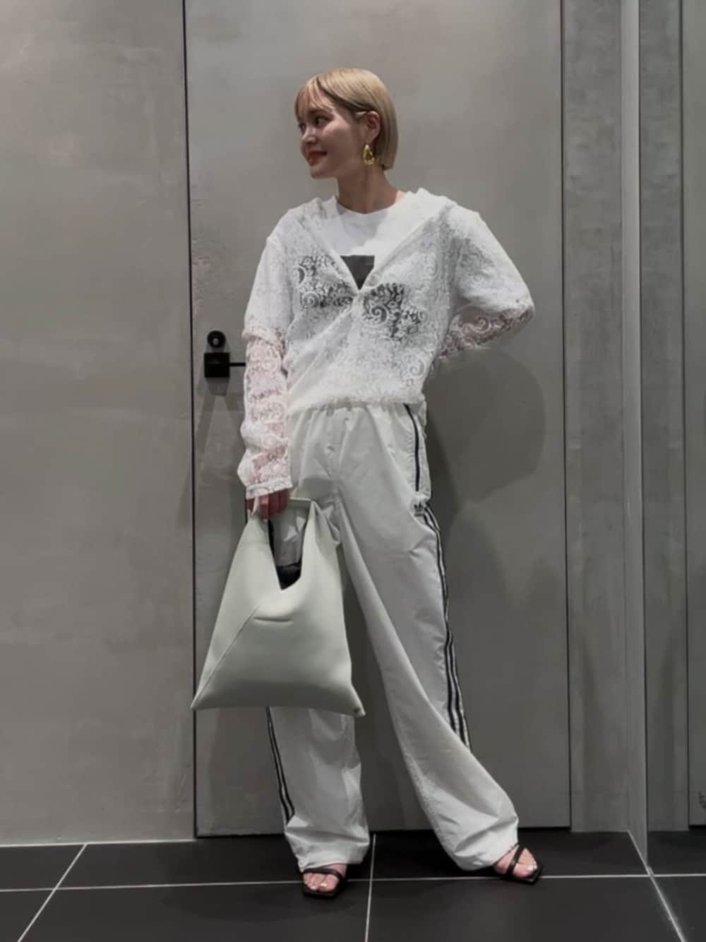 「モード、ストリート、トレンド、春服、BEAUTY&YOUTH UNITED ARROWS、春コーデ、カジュアル」｜「BEAUTY&YOUTH UNITED ARROWSのレース ハーフジップ フーディ（その他トップス、ホワイト系）」を使った、稲垣　オデット エ オディール スタッフさん（レディース・157cm）の春コーディネートの1枚目の写真