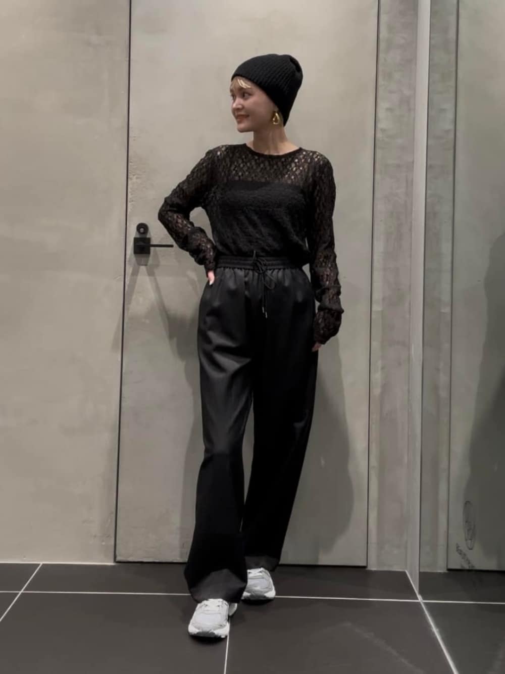 「ベーシック/トラッド、スニーカー、モード、トレンド、春服、BEAUTY&YOUTH、春コーデ、カジュアル」｜「BEAUTY&YOUTH UNITED ARROWSのコットン メッシュ ニットキャップ（ニットキャップ/ビーニー、ブラック系）」を使った、稲垣　オデット エ オディール スタッフさん（レディース・157cm）の春コーディネートの1枚目の写真