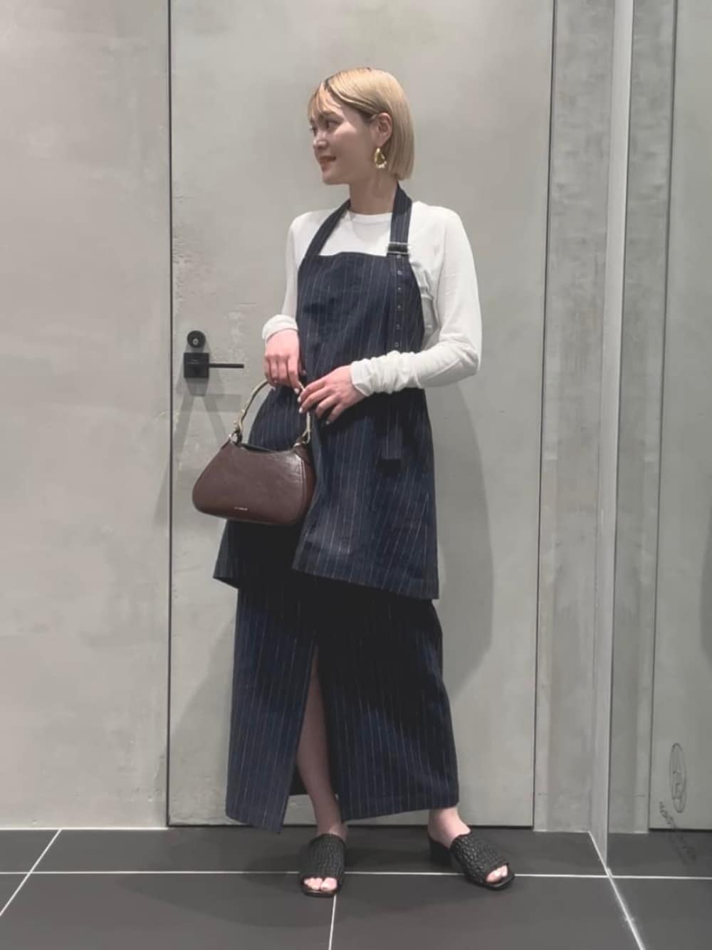 「トレンド、フェミニン、カジュアル、セットアップ、BEAUTY&YOUTH、春服、春コーデ」｜「BEAUTY&YOUTH UNITED ARROWSのセルロースブレンド クルーネック カットソー（Tシャツ/カットソー、ホワイト系）」を使った、稲垣　オデット エ オディール スタッフさん（レディース・157cm）の春コーディネートの1枚目の写真