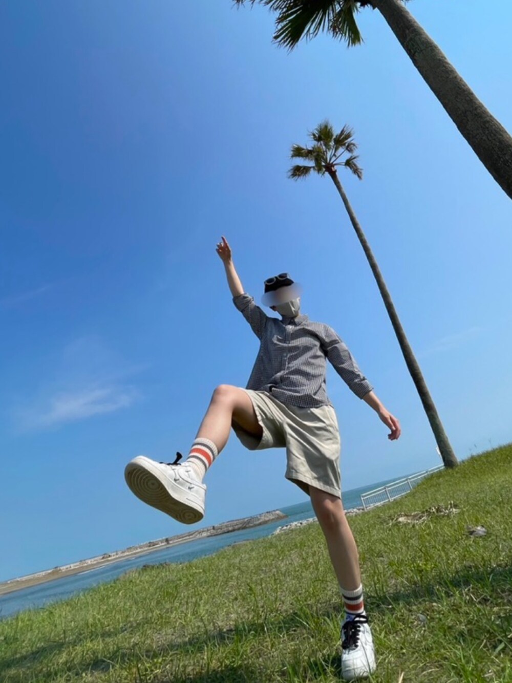 「秋服、低身長コーデ、ハーフパンツ、スニーカー、シャツスタイル、GU、NIKE、NIKE AIR FORCE、ビーニー、海」｜「NIKEのナイキ エア フォース 1 '07 LX ウィメンズシューズ / スニーカー / Nike Air Force 1 '07 LX Women's Shoe（スニーカー、ホワイト系）」を使った、りこぴんさん（レディース・153cm）の秋コーディネートの1枚目の写真