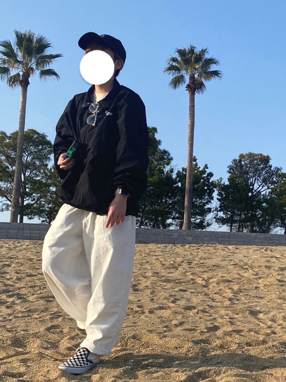 「スニーカー、ストリート、ホワイトパンツ、キャップ、メンズライク、はるコーデ」｜「GUのアイテム（パンツ、ホワイト系）」を使った、りこぴんさん（レディース・153cm）の春コーディネートの1枚目の写真