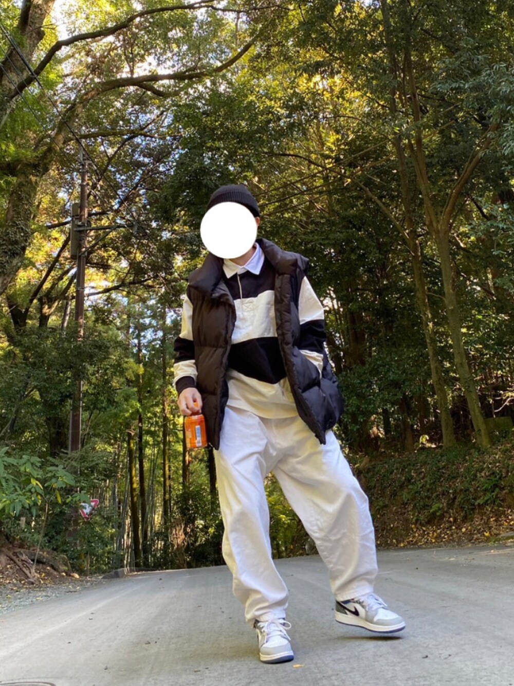 「低身長コーデ、GU、ニット帽、ビーニー、ベスト、ホワイトパンツ、ボーダー、ナイキ、エアジョーダン、ストリート」｜「GUのアイテム（パンツ、ホワイト系）」を使った、りこぴんさん（レディース・153cm）の冬コーディネートの1枚目の写真