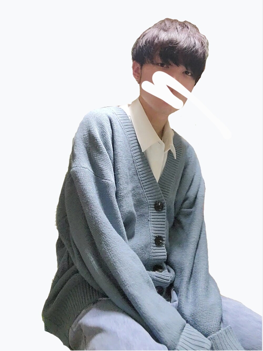 グレー系のカーディガン/ボレロ、ホワイト系のシャツ/ブラウス、ブルー系のデニムパンツを着用したメンズの冬コーディネートの2枚目の写真