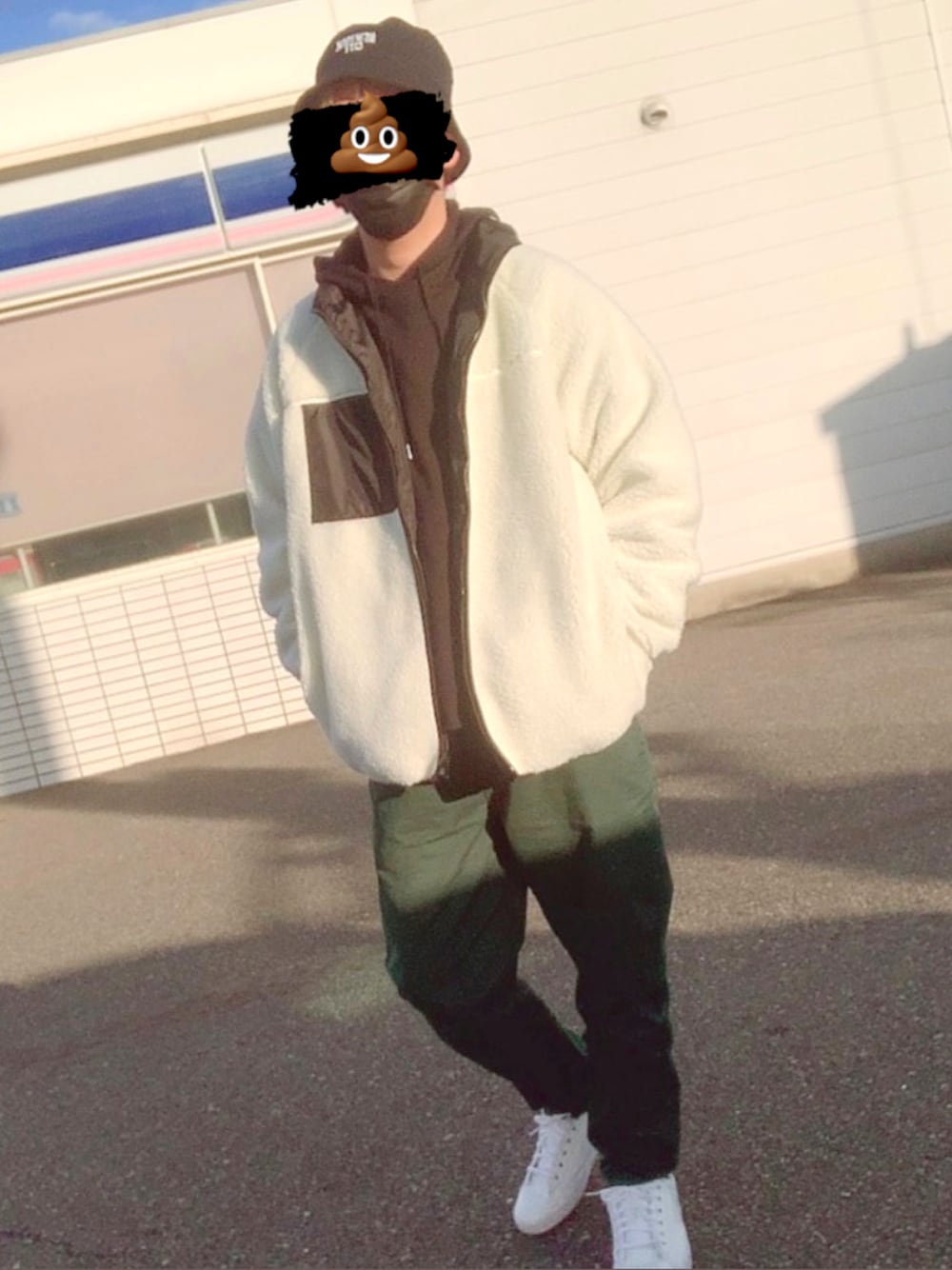 「休日コーデ、2023年初投稿、お洒落さんとつながりたい、プチプラコーデ、初詣、パーカー、ホワイトコーデ、ブルゾン、インスタフォローしてね！、いいね、save、フォローお願いします🤑、WEGO、adidas、fashion、プチプラ、グリーンパンツ」｜「adidasの《adidas》ADVANTAGE BASE SHOES アディダス アドバンテージ ベース　★（スニーカー、ホワイト系）」を使った、シドさん（メンズ・173cm）の冬コーディネートの1枚目の写真