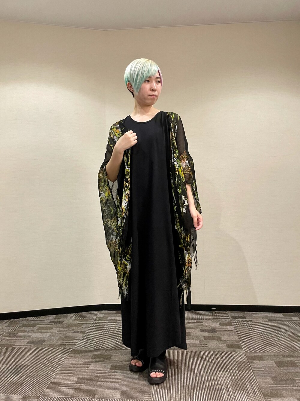 「ROYAL FLASH、KMRii、ポンチョ、花柄、ワンピース、ロングワンピース、サンダル、ブーツサンダル、ブラック、ブラックコーデ」｜「KMRiiの【別注】KMRii/ケムリ/PMD SUMMER BOOTS/RFL（ブーツ、ブラック系）」を使った、じゅんさん（レディース・158cm）の夏コーディネートの1枚目の写真