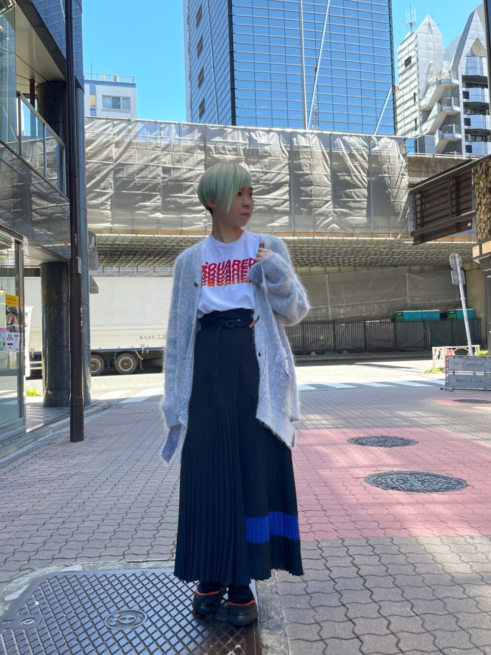 「ROYAL FLASH、DSQUARED2、Maison MIHARA YASUHIRO、AULA、AULA AILA、grounds、ニットカーディガン、スカート、プリーツスカート、スニーカー」｜「DSQUARED2のアイテム（トップス、ホワイト系）」を使った、じゅんさん（レディース・158cm）の夏コーディネートの1枚目の写真
