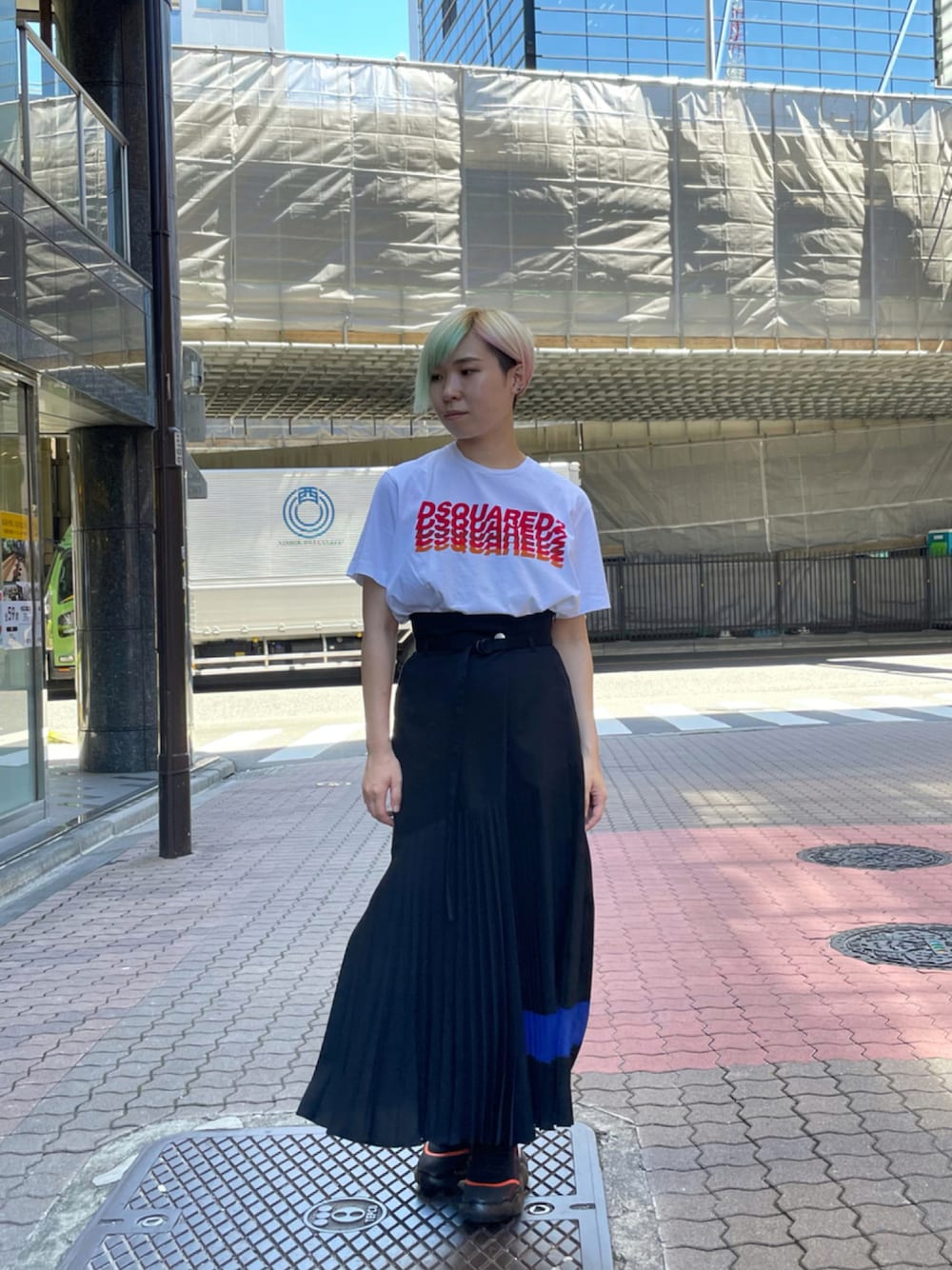 「ROYAL FLASH、DSQUARED2、AULA、AULA AILA、grounds、白Tシャツ、ロングスカート、プリーツスカート、スカート、スニーカー」｜「DSQUARED2のアイテム（トップス、ホワイト系）」を使った、じゅんさん（レディース・158cm）の夏コーディネートの1枚目の写真