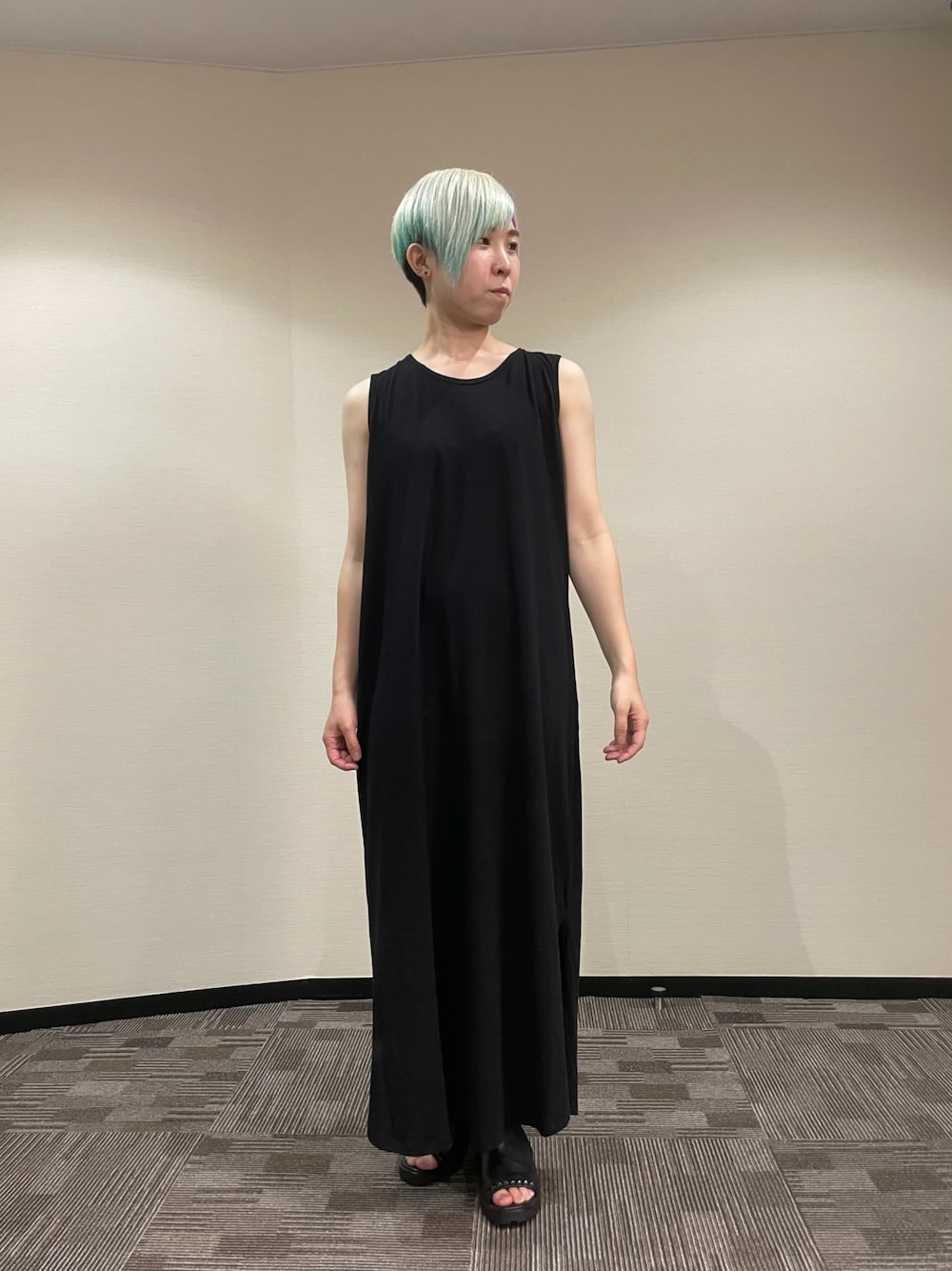 「ROYAL FLASH、KMRii、ワンピース、ロングワンピース、ノースリーブ、サンダル、ブーツサンダル、ブラックコーデ、ブラック、夏コーデ」｜「KMRiiの【別注】KMRii/ケムリ/STEALTH TANKTOP-OP（ワンピース、ブラック系）」を使った、じゅんさん（レディース・158cm）の夏コーディネートの1枚目の写真