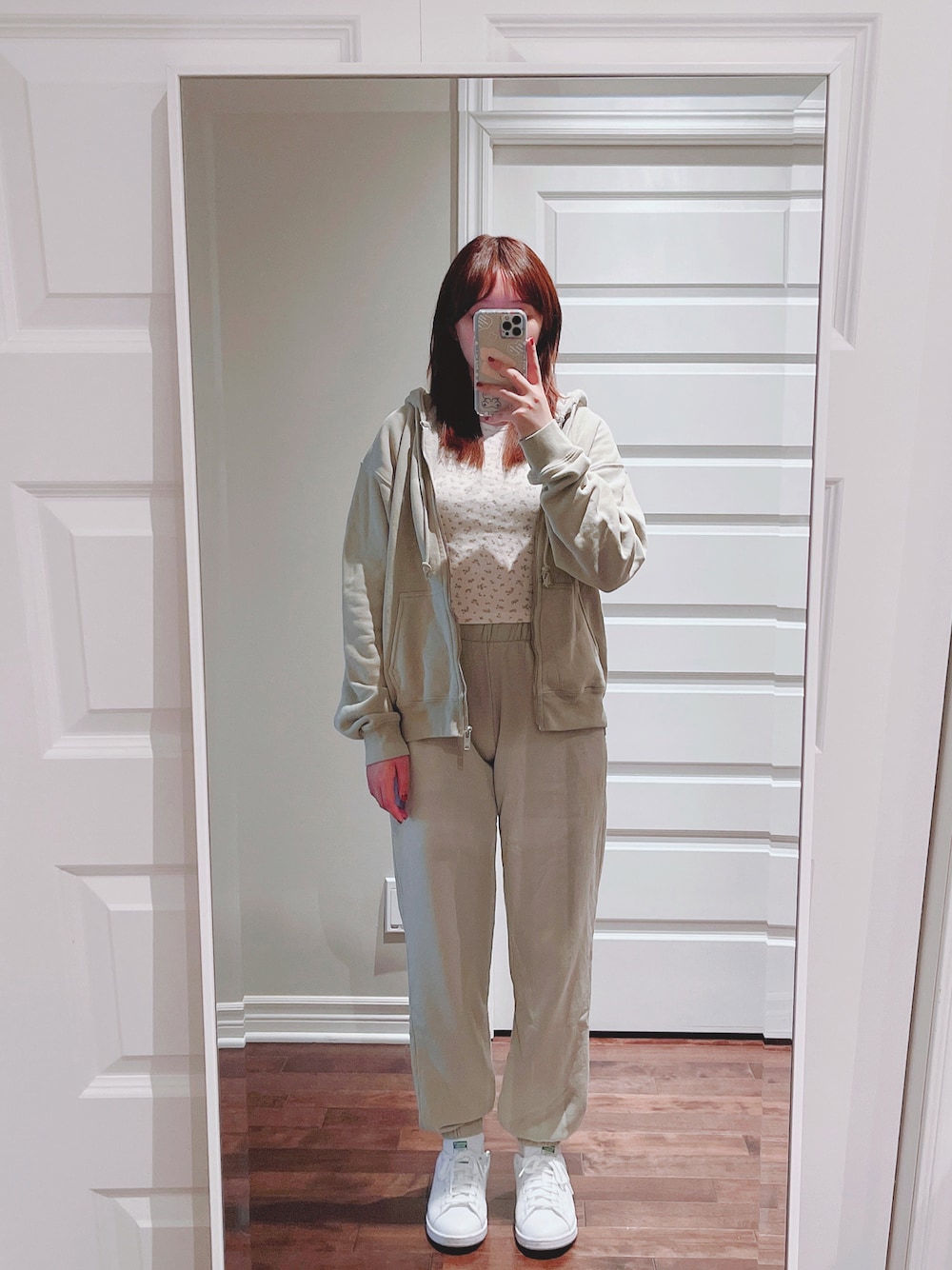 「summer、girl、young、clothes、2022年」｜「Brandy Melvilleのアイテム（スウェットパンツ、グリーン系）」を使った、Cindy さん（レディース・165cm）の夏コーディネートの1枚目の写真