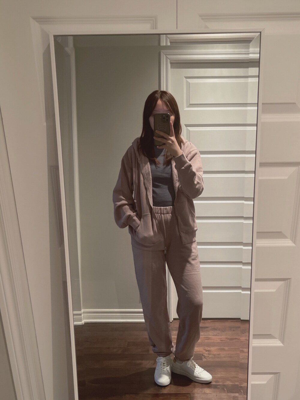 「girl、young、2022年、clothes、gym」｜「Brandy Melvilleのアイテム（Tシャツ/カットソー、ブルー系）」を使った、Cindy さん（レディース・165cm）の夏コーディネートの1枚目の写真