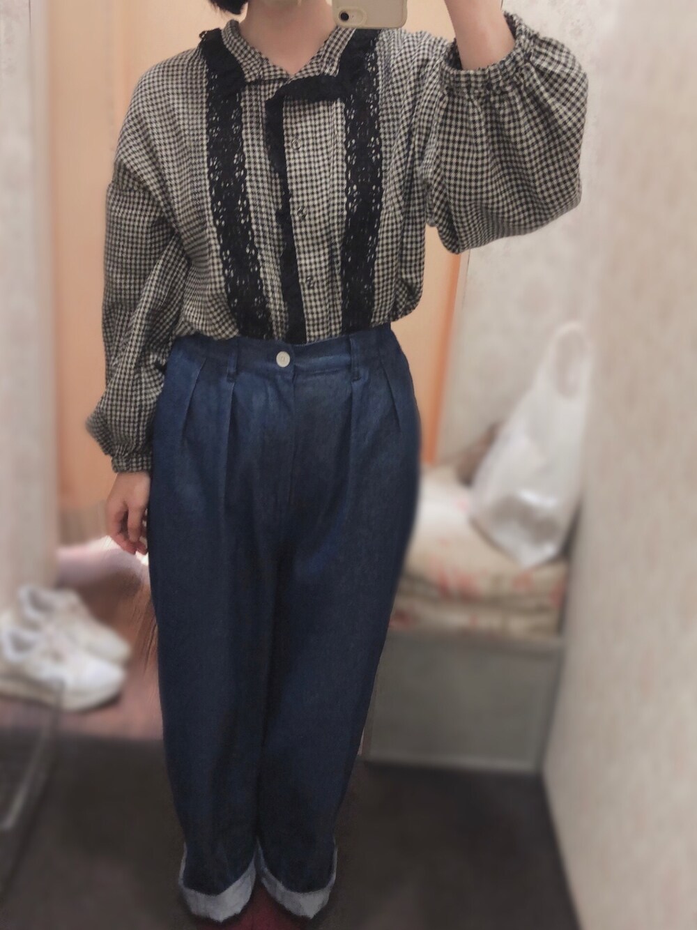 ベージュ系のシャツ/ブラウス、ブルー系のその他パンツ、ホワイト系のスニーカーを着用したレディースの秋コーディネートの1枚目の写真