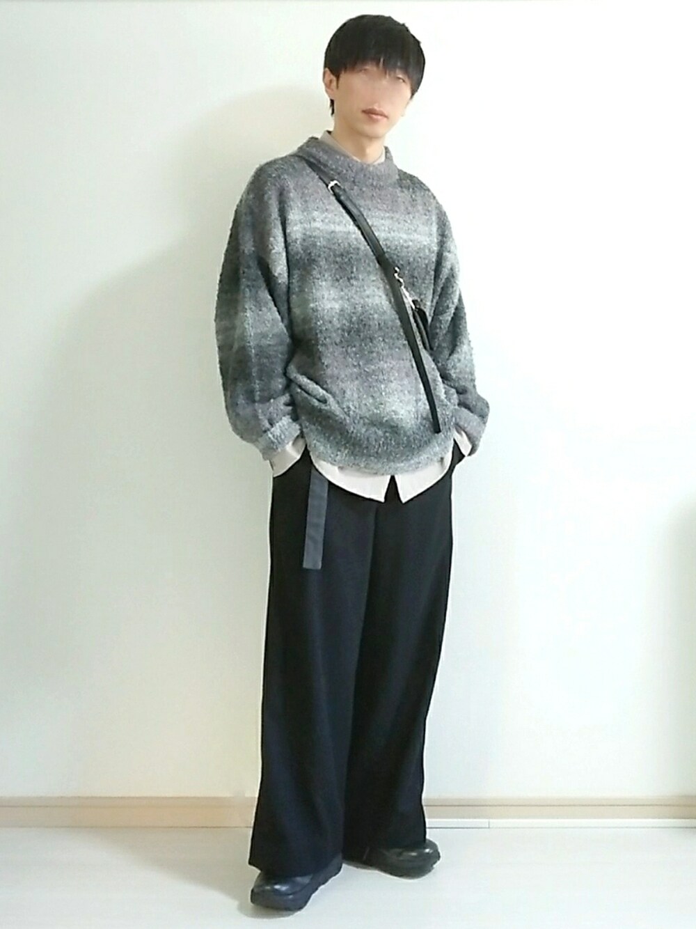 「シンプル、オトナカジュアル、きれいめカジュアル、スニーカーコーデ、ootd、キレイめ、ホカオネオネ、ショルダーバッグ、ワイドパンツ、ニット、グラデーション、レイヤードスタイル、モノトーン、秋冬コーデ、ストレートパンツ」｜「HOKAのHOKA ONE ONE　CHALLENGER LOW GTX WIDE（スニーカー、ブラック系）」を使った、フリフリさん（メンズ・167cm）の秋コーディネートの1枚目の写真