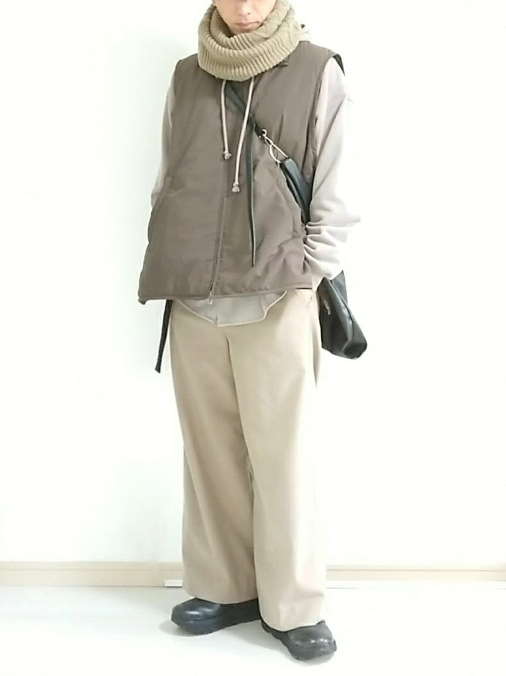 「カジュアル、シンプル、シンプルスタイル、ビックシルエット、ootd、ワイドパンツ、ベージュ、ブラウン、ショルダーバッグ、ホカオネオネ、スニーカー、きれいめカジュアル、ワントーンコーデ、ベスト、ストレートパンツ」｜「HOKAのHOKA ONE ONE　CHALLENGER LOW GTX WIDE（スニーカー、ブラック系）」を使った、フリフリさん（メンズ・167cm）の冬コーディネートの1枚目の写真
