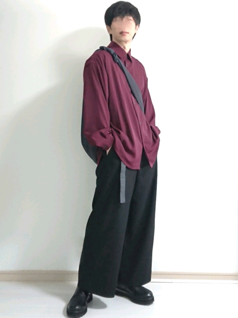 「フレアパンツ、ワイドパンツ、バーガンディー、シャツスタイル、トートバッグ、低身長、モード、きれいめカジュアル、トレンド、キレイめ」｜「DOOPZのDOOPZ BELTED WIDE STRAIGHT TROUSERS/ベルテッドワイドストレートパンツ（スラックス、ブラック系）」を使った、フリフリさん（メンズ・167cm）の秋コーディネートの1枚目の写真
