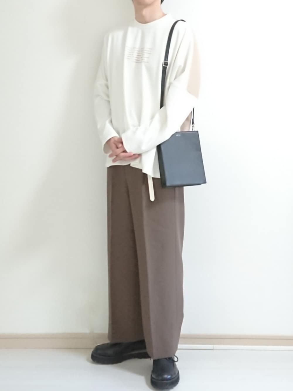 「ゆるコーデ、シンプル、秋服、秋服準備はじめました、きれいめカジュアル、低身長、ロンT、スラックス、ショルダーバッグ、モカ」｜「BEAUTY&YOUTH UNITED ARROWSの【WEB限定】by カルゼ 1P ルーズパンツ（スラックス、ブラウン系）」を使った、フリフリさん（メンズ・167cm）の秋コーディネートの1枚目の写真