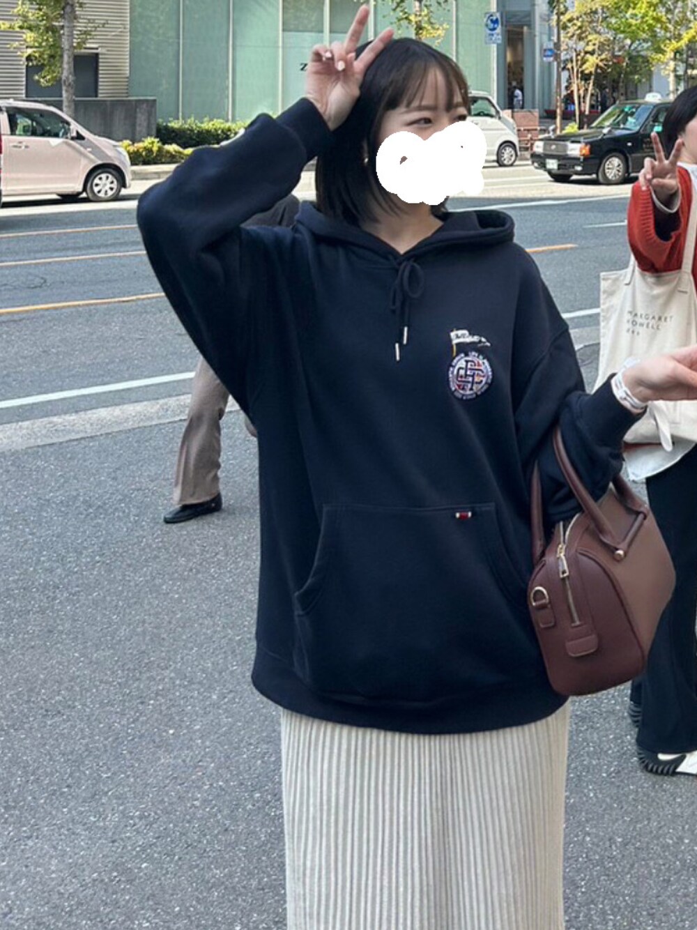 「楽チンコーデ、スウェット、パーカー、スカート、ニット、ニットスカート、ボストンバッグ、秋冬コーデ、大人かわいい、休日スタイル、韓国コーデ、ビックシルエット、休日コーデ、プリーツスカート、ネイビー」｜「ROMANTIC CROWNの【UNISEX】ROMANTIC CROWN／CLUB FLAGパーカー  2219748（パーカー、ブルー系）」を使った、mayukaさん（レディース・164cm）の秋コーディネートの1枚目の写真