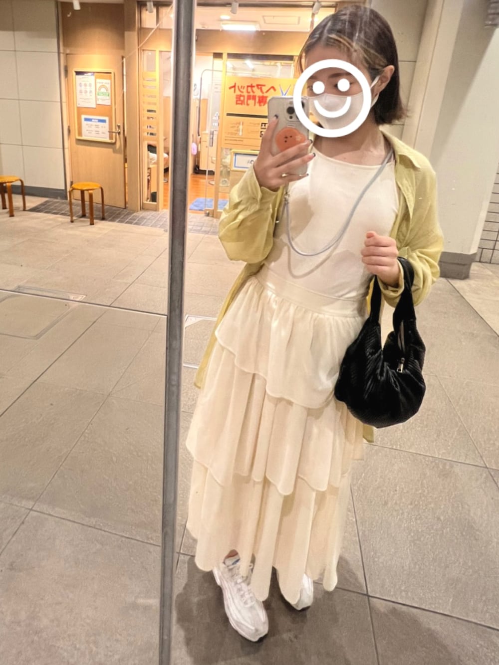 「今日のコーデ、お出かけコーデ、きれいめカジュアル、休日コーデ、ティアードスカート、白スニーカー、白スカート、シャツコーデ、ロングスカート、キャミソール」｜「CIAOPANICのアイテム（ハンドバッグ、ブラック系）」を使った、mayukaさん（レディース・164cm）の秋コーディネートの1枚目の写真