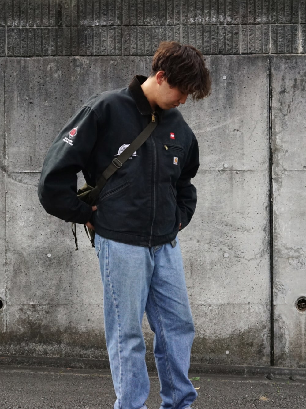 「秋コーデ、ストリートコーデ、カジュアルコーデ、ラフコーデ、古着、古着MIX、ショルダーバッグ、carhartt、カーハート、デニム、かわいい、下北沢」｜「Carharttのcarhartt/カーハート RLXD FIT TAPERED JEAN リラックスフィット テーパードパンツ デニムパンツ（デニムパンツ、ブルー系）」を使った、ⲊⲁⲊⲁ.さん（メンズ・178cm）の秋コーディネートの1枚目の写真