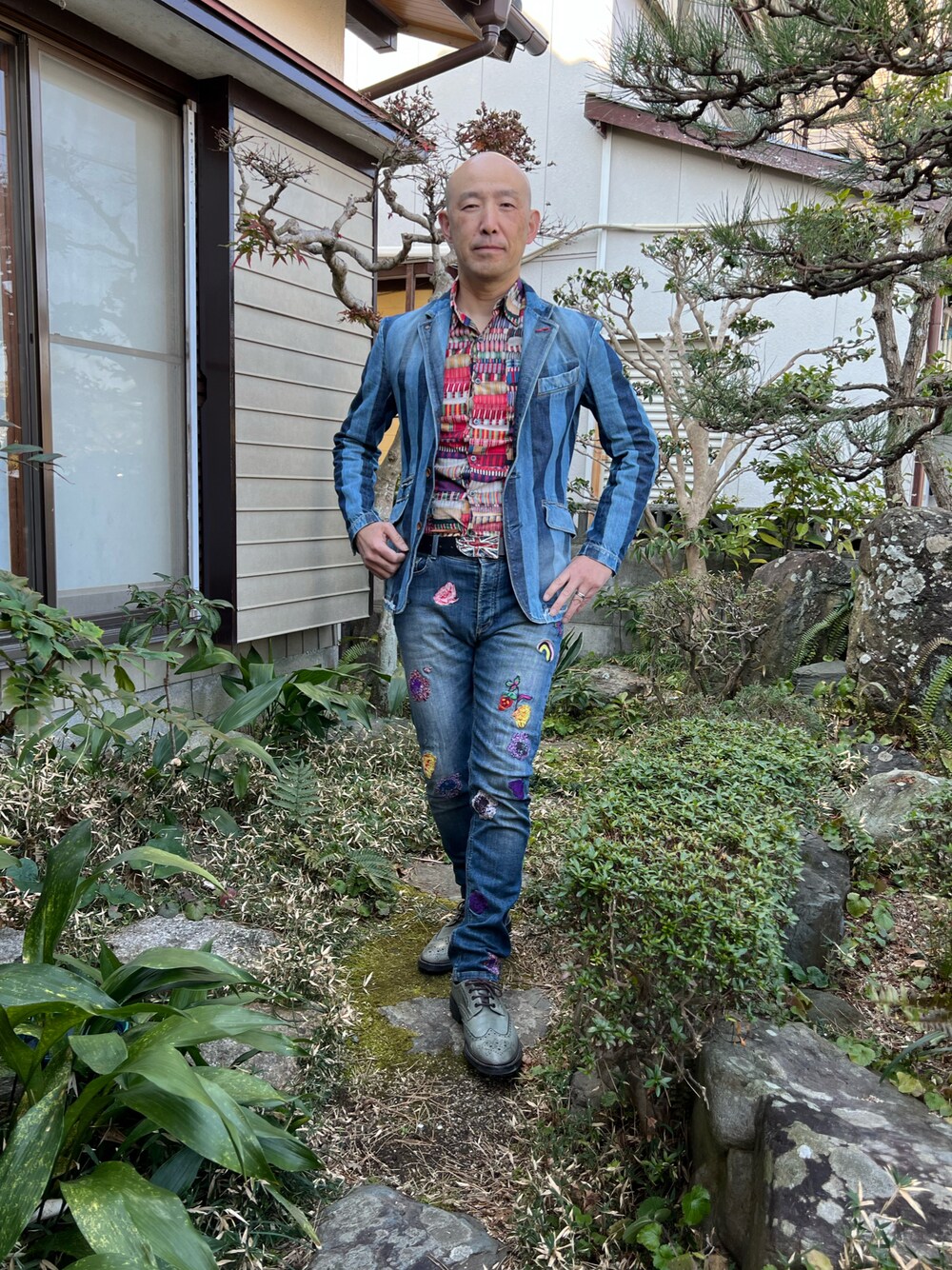 「カジュアルコーデ、ポールスミス、Paul Smith、red ear、デニム、刺繍デニム、デニムコーデ、デニムジャケット、春コーデ、冬コーデ、おしゃれさんと繋がりたい、大人カジュアル、シンプルコーデ、古着、柄シャツ」｜「Paul Smithのアイテム（シャツ/ブラウス、その他）」を使った、柴犬ゴローさん（メンズ・178cm）の冬コーディネートの1枚目の写真