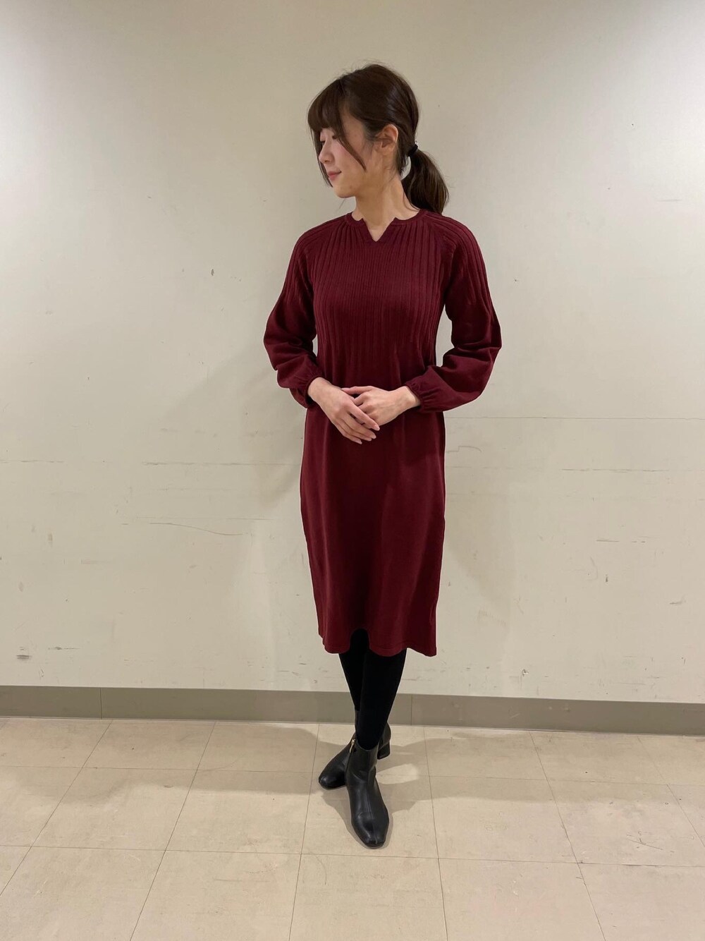 「ワンピース、ボルドー、ニットワンピース、大人かわいい、大人女子、ボルドーワンピース、ナラカミーチェ、スタイルアップ、休日スタイル、オンオフ兼用」｜「NARACAMICIEのアイテム（ワンピース/ドレス、レッド系）」を使った、エレナさん（レディース・162cm）の冬コーディネートの1枚目の写真