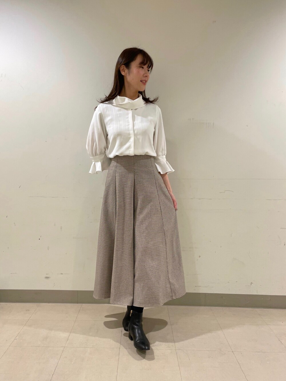 「オトナ女子、パンツスタイル、シンプル、チェック、ブラウス、オフホワイト、袖フリル、春コーデ、ブーツ、ナラカミーチェ」｜「NARACAMICIEのアイテム（シャツ/ブラウス、ホワイト系）」を使った、エレナさん（レディース・162cm）の冬コーディネートの1枚目の写真
