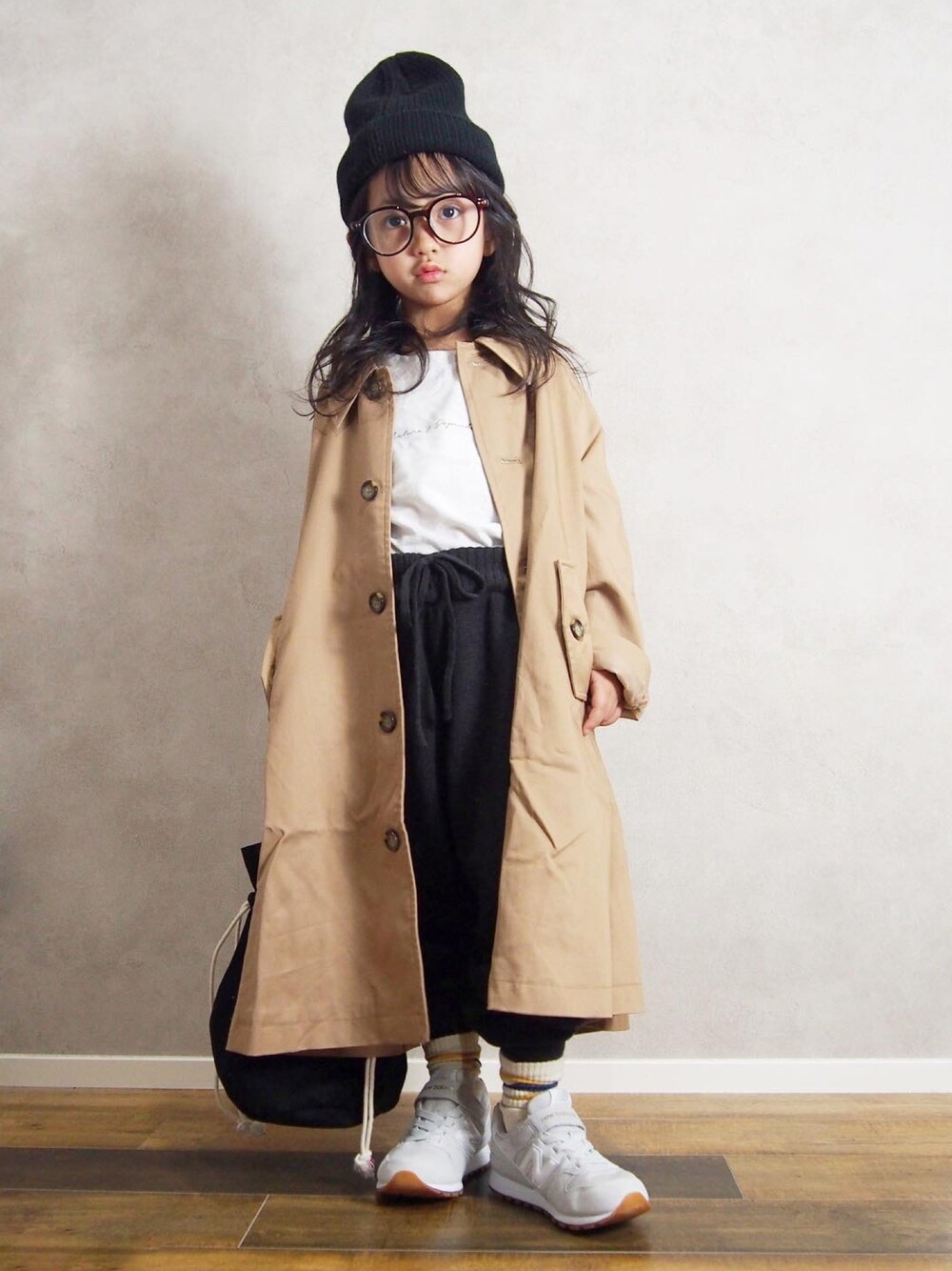 「休日コーデ、トレンチコート、スウェットパンツ、ニューバランス、ニット帽、巾着バッグ、スニーカーコーデ、休日スタイル、ロゴT」｜「JEANASISの【KIDS】ロングステンカラーコート/898218（ステンカラーコート、ベージュ系）」を使った、hisuiさん（キッズ・100cm）の冬コーディネートの1枚目の写真
