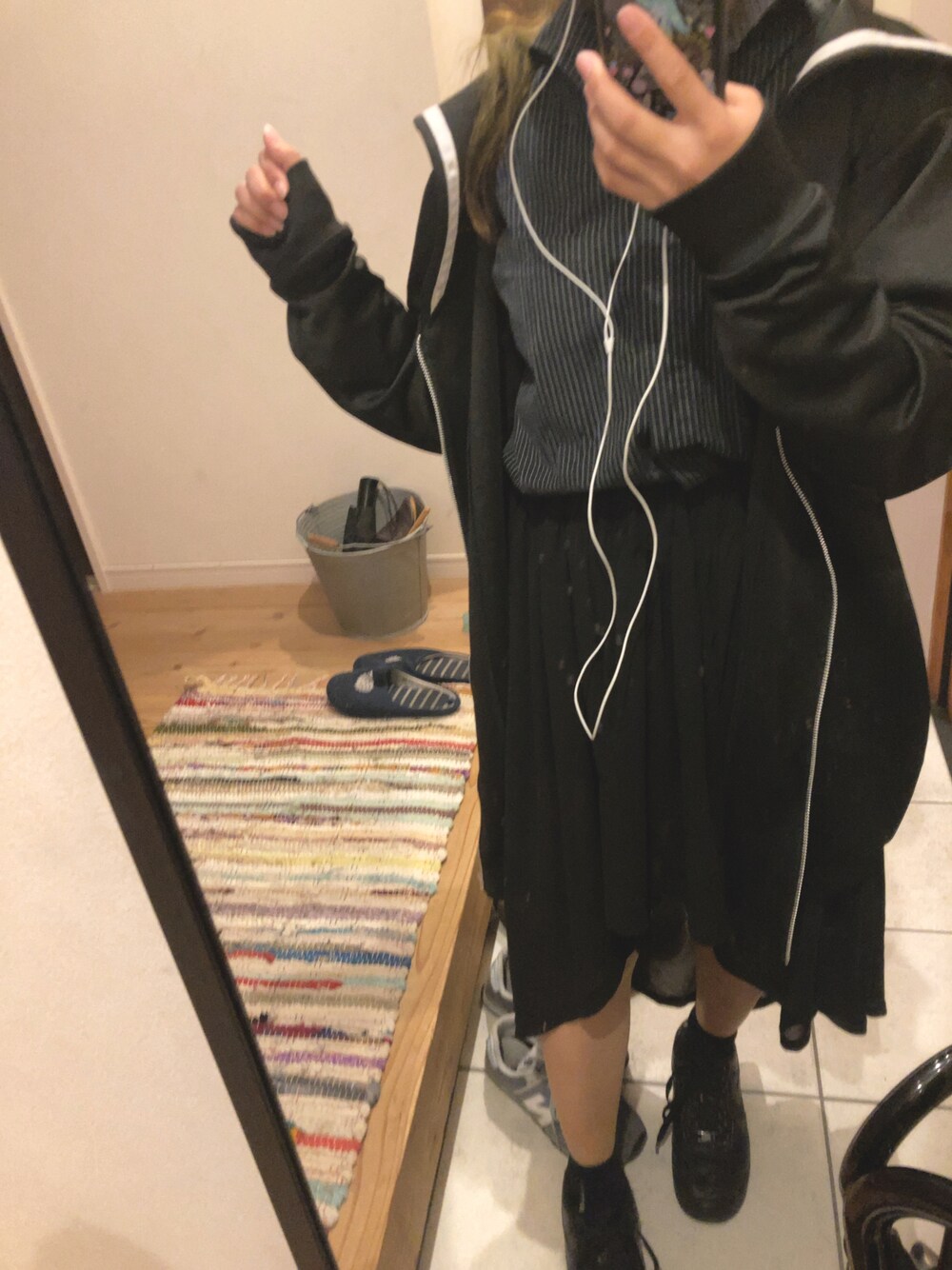 「学校」｜「FUNKY FRUITのアイテム（スカート、ブラック系）」を使った、🍶🌸さん（レディース・156cm）の秋コーディネートの1枚目の写真