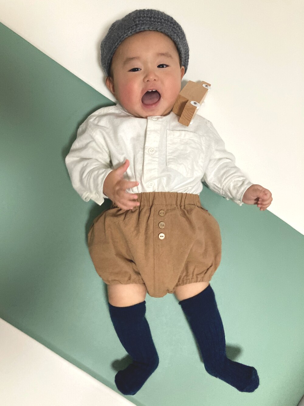 「ベビーコーデ、むすこーで、赤ちゃん、ベレー帽、スタンドカラーシャツ、秋冬コーデ、無印良品、無印良品ベビー、バースデイ、birthday、7ヶ月」｜「無印良品のアイテム（シャツ/ブラウス、ホワイト系）」を使った、yuzupiiiさん（キッズ・80cm）の冬コーディネートの1枚目の写真