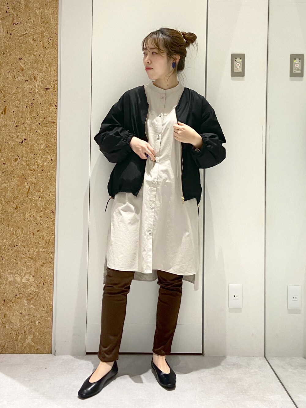 「レプシィム(LEPSIM)、スリムパンツ、ブルゾン、パンプス、秋冬コーデ、オトナカジュアル、チュニック、おだんごヘアー」｜「LEPSIMの撥水ＶネックＺＩＰブルゾン　959123（ブルゾン、ブラック系）」を使った、やまゆかさん（レディース・161cm）の秋コーディネートの1枚目の写真