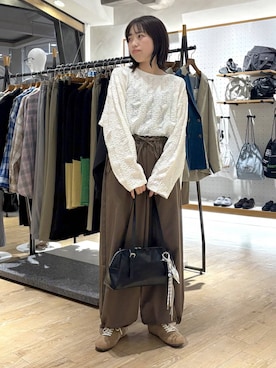 「LEPSIM（レプシィム）のワイドパラシュートパンツ　630170（その他パンツ、ブラウン系）」を使った、やまゆかさん（レディース・161cm）の春コーディネート
