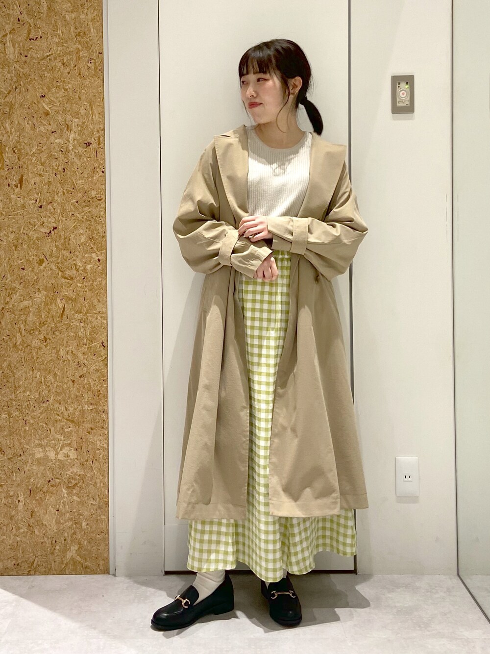 「レプシィム(LEPSIM)、カジュアル、大人コーデ、春色、大人かわいい、大人カジュアル、マーメイドスカート、スニーカー、ギンカムチェック、ローファー」｜「LEPSIMの12ゲージリブグルーニットプルオーバー　237851（ニット/セーター、ベージュ系）」を使った、やまゆかさん（レディース・161cm）の春コーディネートの1枚目の写真