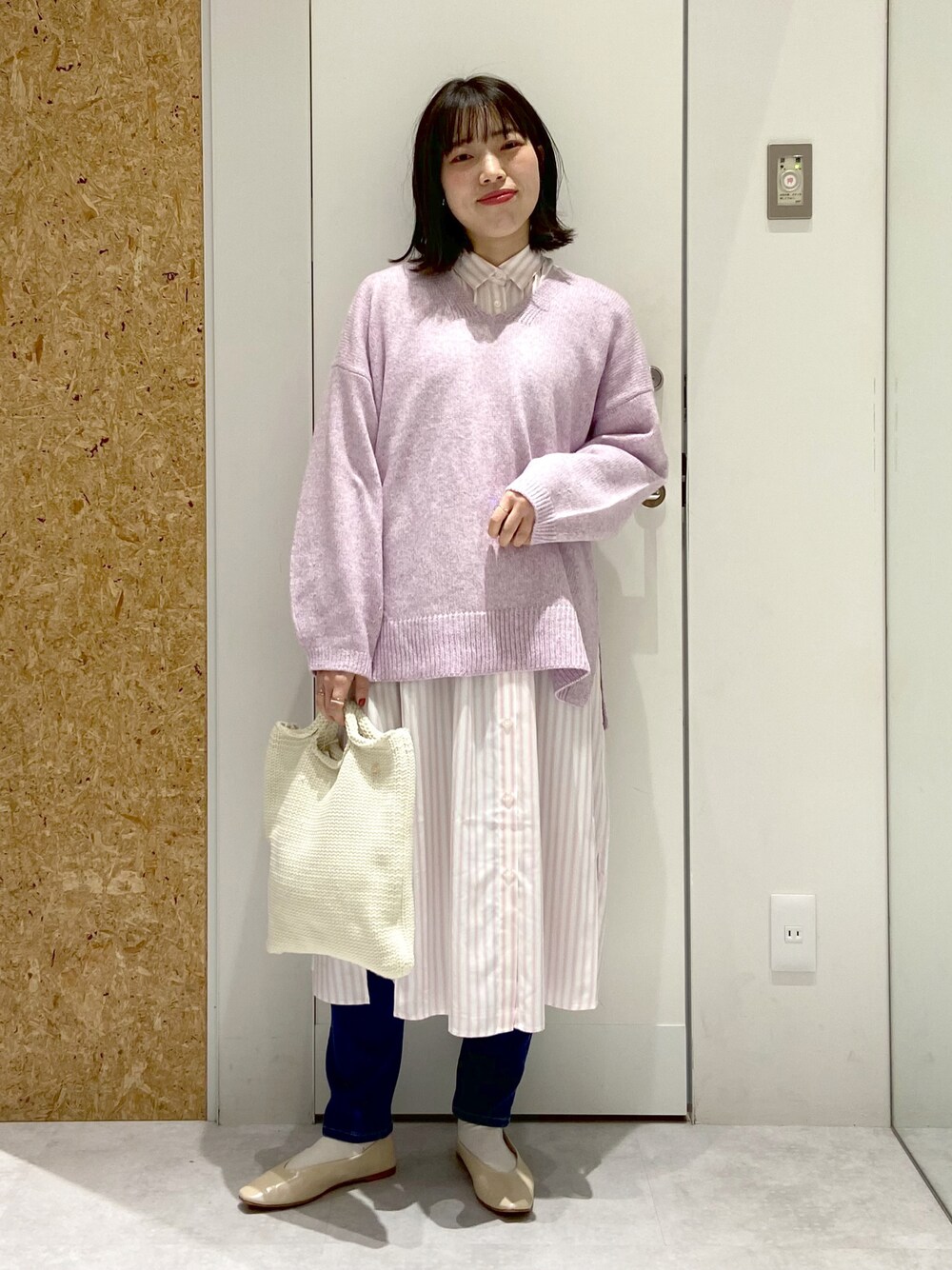 「レプシィム(LEPSIM)、カジュアル、シンプル、大人コーデ、大人カジュアル、大人フェミニン、シャツスタイル、ワンピース、デニムパンツ、休日コーデ」｜「LEPSIMの5ゲージミルキータッチＶネックプルオーバー　958406（ニット/セーター、パープル系）」を使った、やまゆかさん（レディース・161cm）の冬コーディネートの1枚目の写真