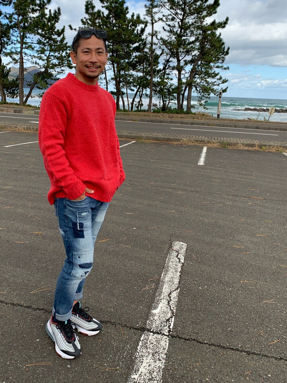 「オーバーサイズ、スニーカーコーデ、カジュアル、休日スタイル、ニット、おしゃれさんと繋がりたい、冬コーデ、NIKE、エアーMAX、韓国ファッション」｜「BAYFLOWのアイテム（デニムパンツ、ブルー系）」を使った、YoNさん（メンズ・168cm）の秋コーディネートの1枚目の写真