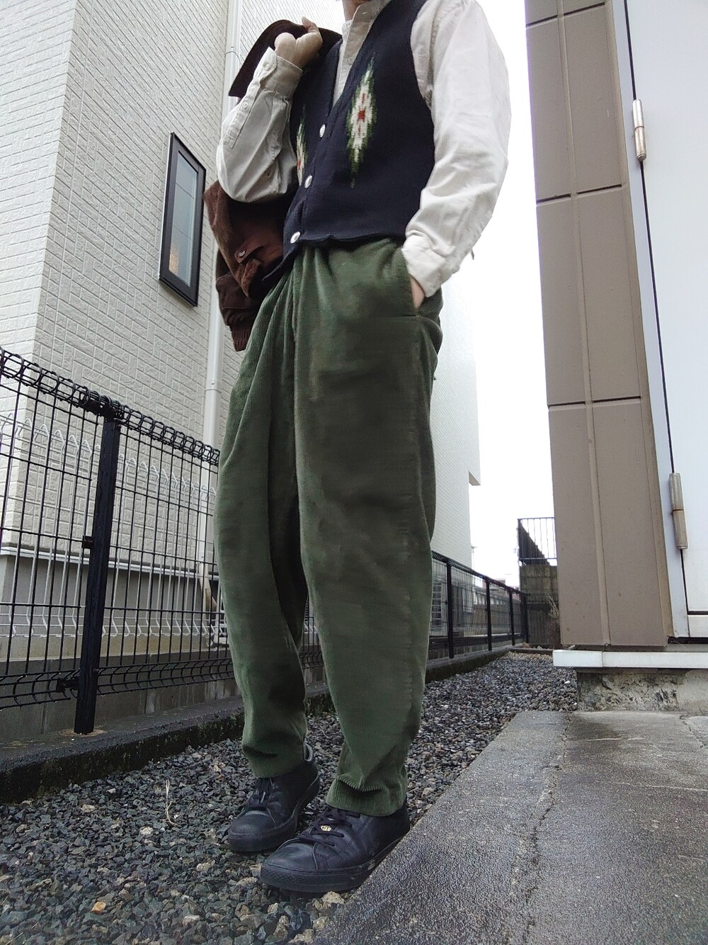 ブラウン系のジャケット/アウター、グリーン系のその他パンツを着用したメンズの冬コーディネートの2枚目の写真