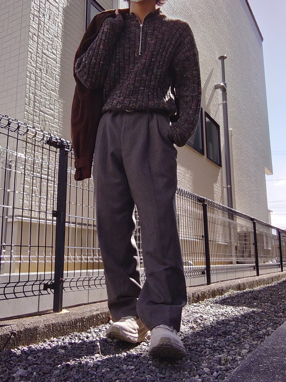 ブラウン系のジャケット/アウター、その他のニット/セーター、グレー系のスラックスを着用したメンズの春コーディネートの2枚目の写真