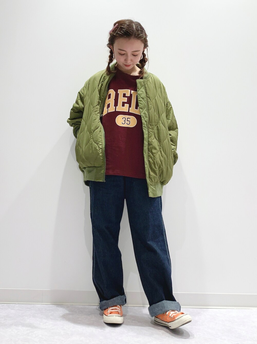 「ライトオン、Right-on、アウター、MA-1、リバーシブル、キルティングジャケット、カレッジスウェット、ペインターパンツ、LEE、オールスター」｜「HONEYSUCKLE ROSEの【HONEYSUCKLE ROSE】ビッグロゴスウェット（スウェット、レッド系）」を使った、matsunaga tomoeさん（レディース・157cm）の秋コーディネートの1枚目の写真