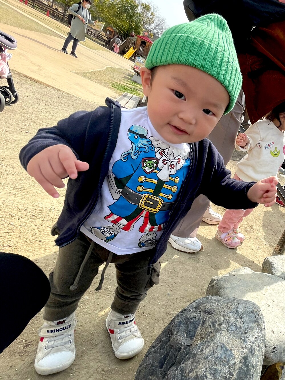 「春服みてみて、春コーデ」｜「ZARAのアイテム（ニットキャップ/ビーニー、グリーン系）」を使った、toiroさん（キッズ・90cm）の春コーディネートの1枚目の写真