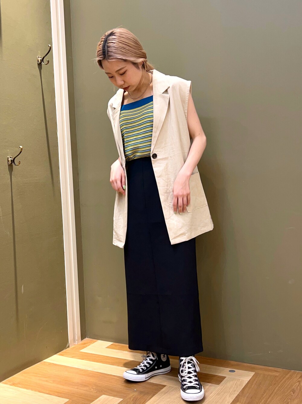 「ジャケットスタイル、ジレ、ボーダー、カジュアル、大人カジュアル、タイトスカート、休日コーデ、ハイカットスニーカー、ベスト」｜「Green　Parksのベルギーリネン混 ジレジャケット（ジャケット/アウター、ベージュ系）」を使った、たばさんさん（レディース・158cm）の春コーディネートの1枚目の写真