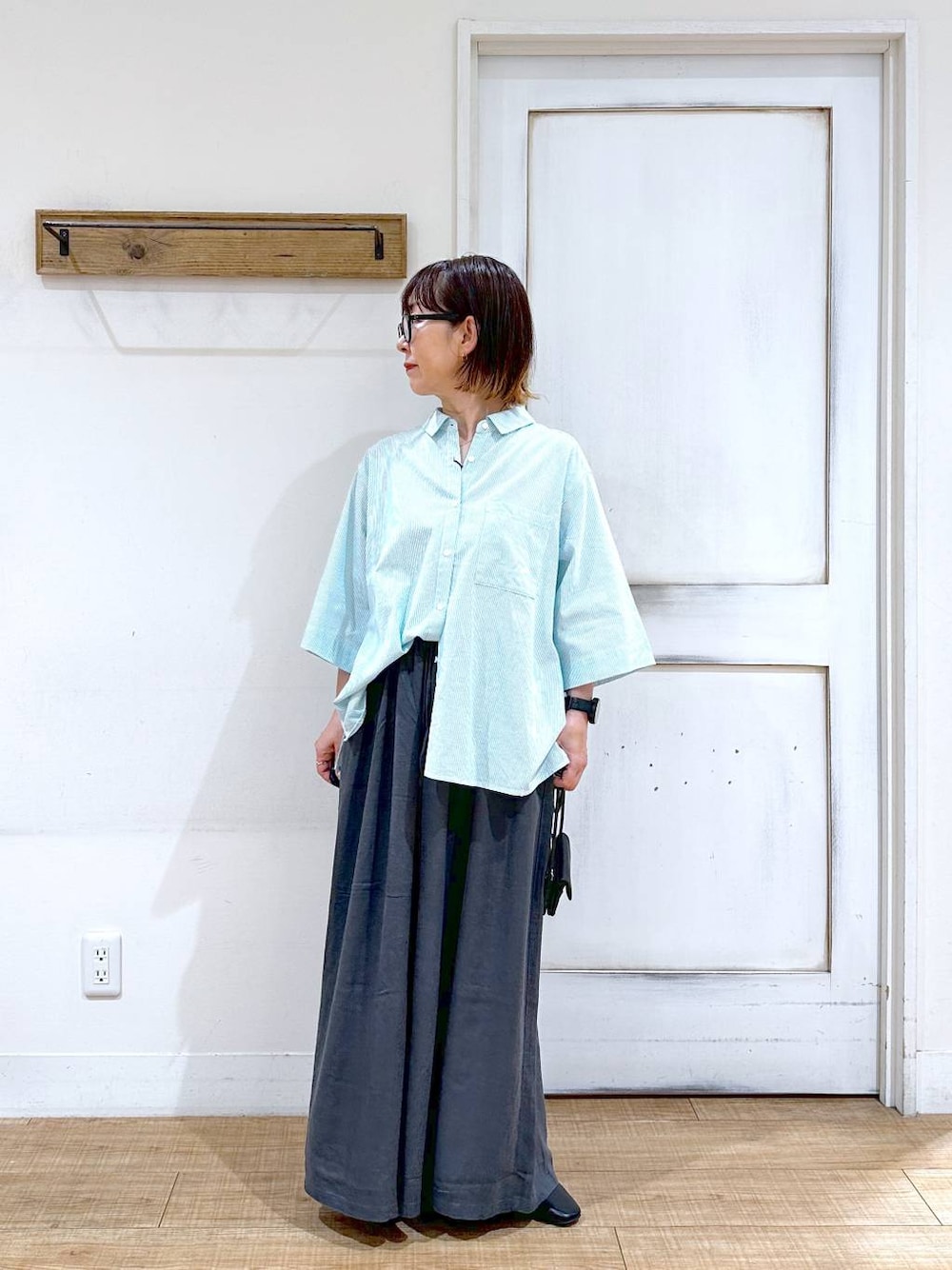 「パンツ、接触冷感、Over40スタッフ、ベーシック/シンプル、カジュアル、ラフ、ママコーデ、楽ちんコーデ、夏コーデ、クリップスタッフ_studio CLIP、studio CLIP、50代前半です、シンプルコーデ、シャツ、パンプス」｜「studio CLIPのミニお財布ショルダー（財布、ブラック系）」を使った、さちち さん（レディース・156cm）の夏コーディネートの1枚目の写真
