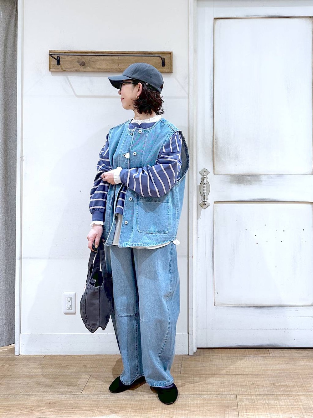 「ベーシック/シンプル、カジュアル、メンズライク、ママコーデ、楽ちんコーデ、クリップスタッフ_studio CLIP、ナチュラル、studio CLIP、50代前半です、おでかけ、シンプルコーデ、Over40スタッフ、春コーデ、ベスト、クリップデニム_studio CLIP」｜「studio CLIPの【ONKUL掲載商品】ヘンリーネックマルチボーダープルオーバー（Tシャツ/カットソー、ブルー系）」を使った、さちち さん（レディース・156cm）の春コーディネートの1枚目の写真