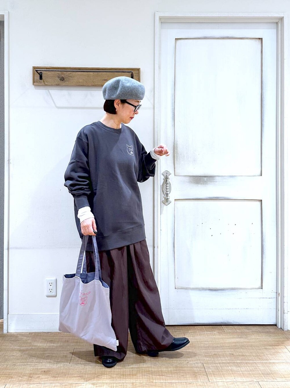 「パンツ、ロンT、ベーシック/シンプル、カジュアル、ラフ、ママコーデ、楽ちんコーデ、秋コーデ、クリップスタッフ_studio CLIP、studio CLIP、50代前半です、おでかけ、シンプルコーデ、Over40スタッフ」｜「studio CLIPの【みんなのリクエスト×佐藤かなさんコラボ】多機能ギャザーワイドパンツ[プチ・プラスサイズあり]（その他パンツ、ブラウン系）」を使った、さちち さん（レディース・156cm）の秋コーディネートの1枚目の写真
