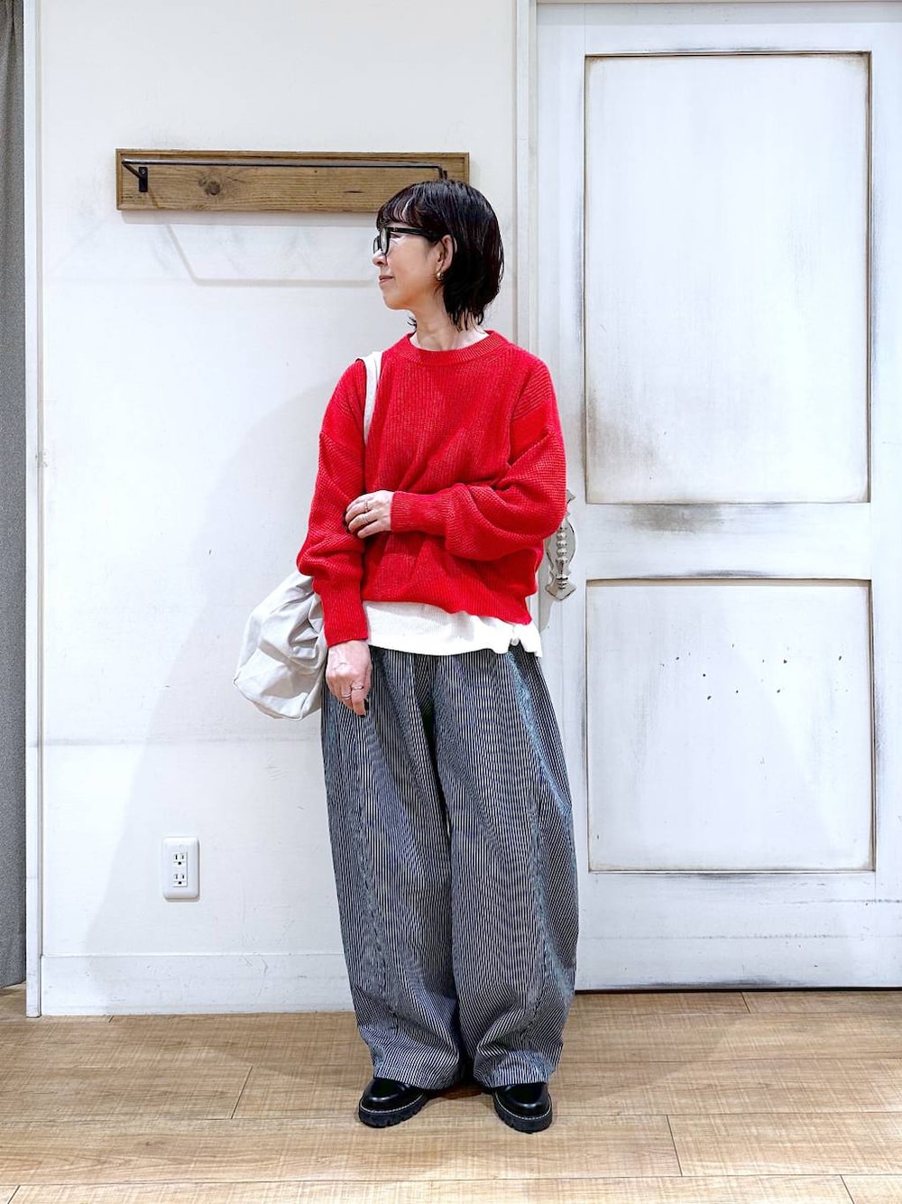 ホワイト系のTシャツ/カットソー、その他のトートバッグ、その他のその他パンツを着用したレディースの春コーディネートの1枚目の写真