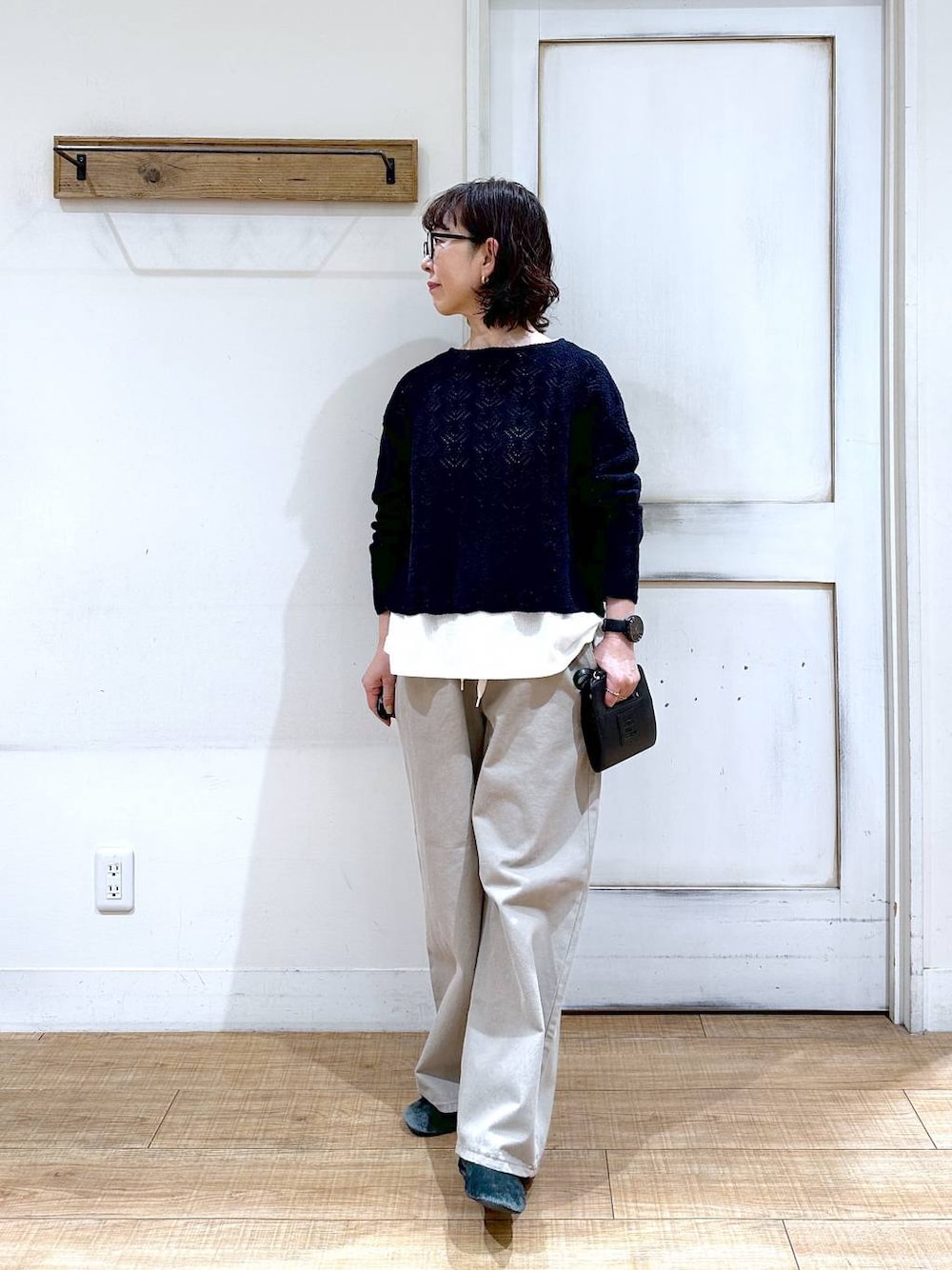 「ベーシック/シンプル、カジュアル、メンズライク、50代前半です、おでかけ、シンプルコーデ、Over40スタッフ、ママコーデ、楽ちんコーデ、クリップスタッフ_studio CLIP、ナチュラル、studio CLIP、春コーデ、デニムパンツ、クリップデニム_studio CLIP」｜「studio CLIPのストレートデニムパンツ[プチ・プラスサイズあり]《CLIP denim》（デニムパンツ、ブルー系）」を使った、さちち さん（レディース・156cm）の冬コーディネートの1枚目の写真